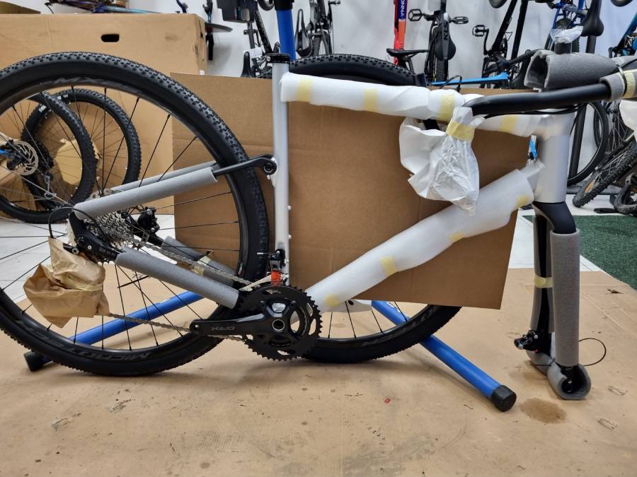 Komponenty bicykla Basso po vybratí z krabice obalené ochrannými prvkami | Terrabike